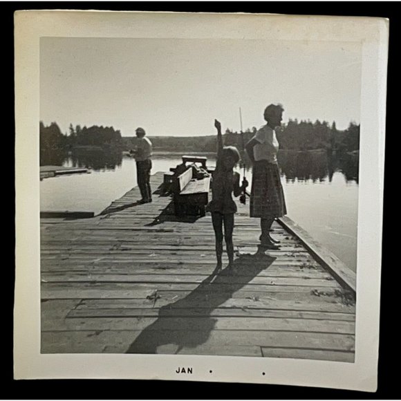 Found Photo Sunday Fishing at the Lake Vintage Snapshot 40s Family Trip - Picture 2 of 6